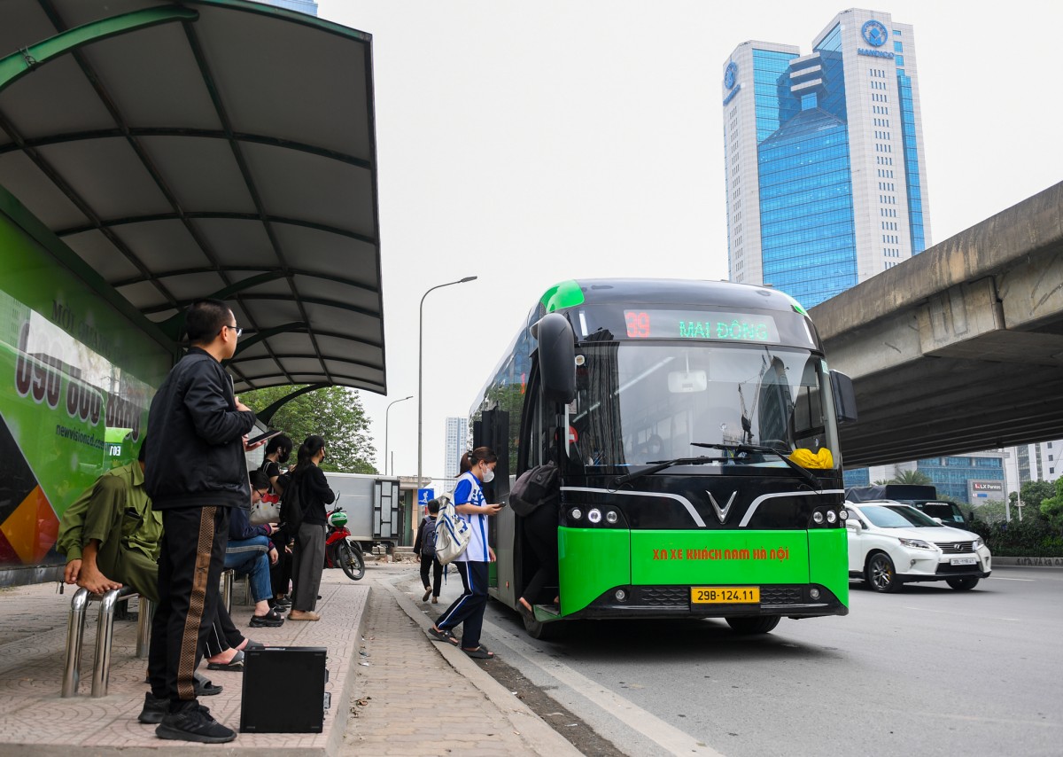 Hà Nội: Xe buýt, đường sắt đô thị tăng cường phục vụ dịp Tết Dương lịch 2026