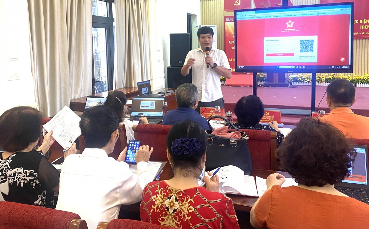 Phường Văn Miếu - Quốc Tử Giám tập huấn triển khai thủ tục hành chính của Đảng trên Cổng dịch vụ công