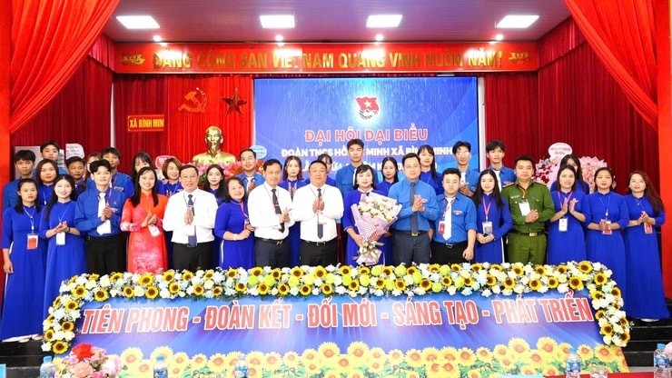 Ban Chấp hành Đoàn xã Bình Minh khóa I, nhiệm kỳ 2025-2030 ra mắt Đại hội.