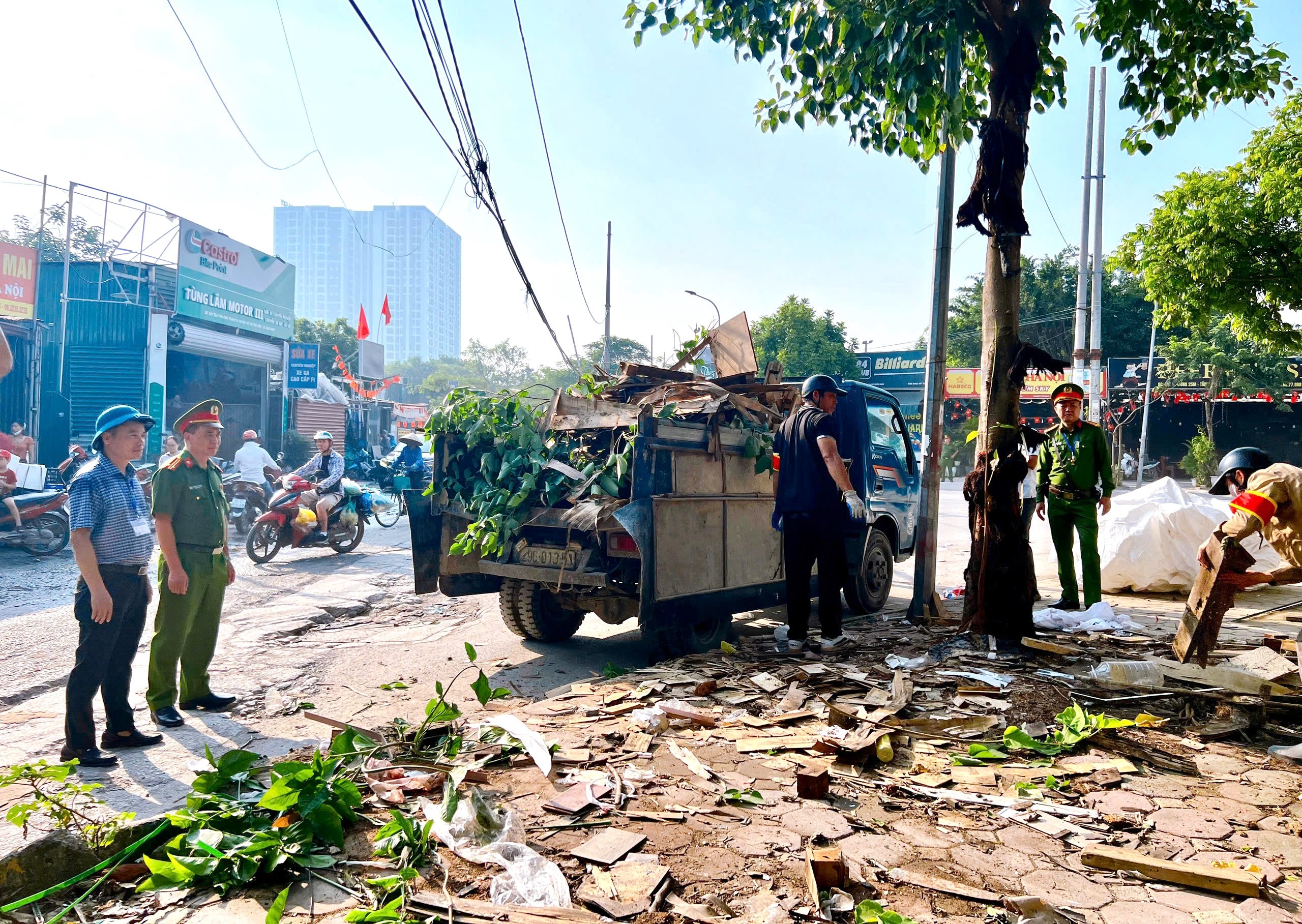 Phường Thanh Liệt ra quân xử lý vi phạm trật tự văn minh đô thị