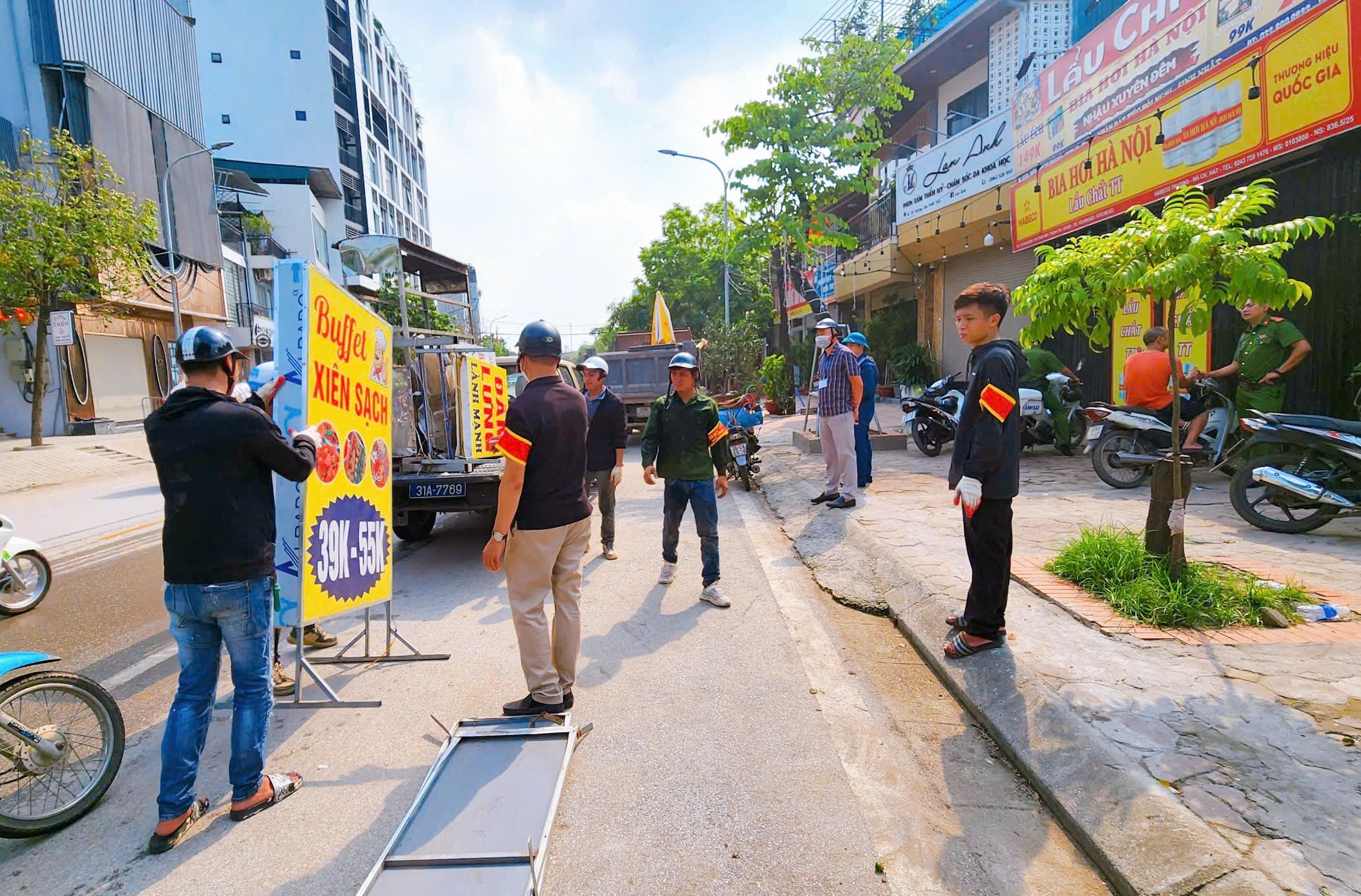 Phường Thanh Liệt ra quân xử lý vi phạm trật tự văn minh đô thị