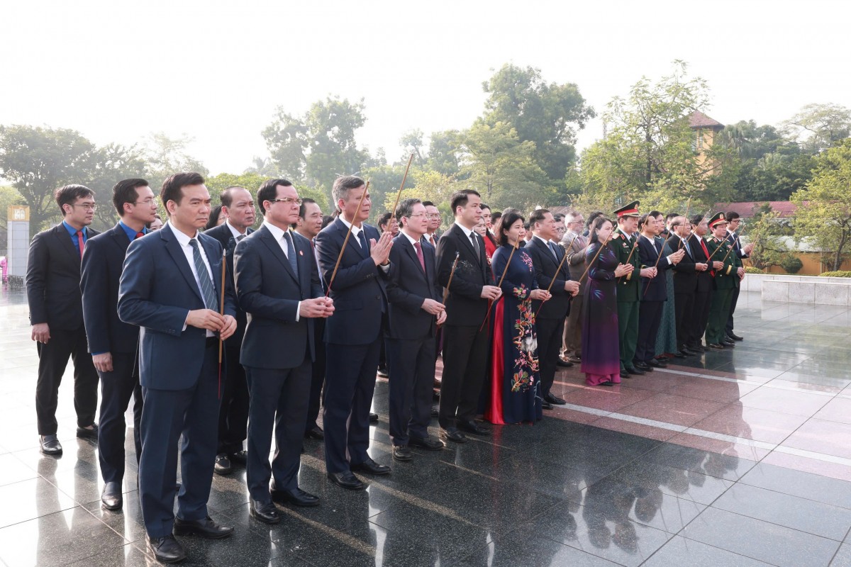 Đoàn đại biểu Đảng bộ MTTQ, các đoàn thể Trung ương vào Lăng viếng Chủ tịch Hồ Chí Minh