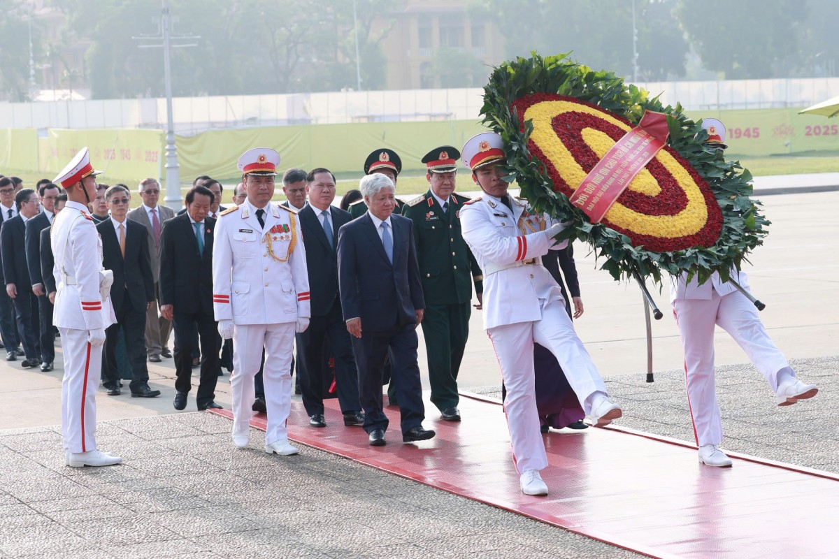 Đoàn đại biểu Đảng bộ MTTQ, các đoàn thể Trung ương vào Lăng viếng Chủ tịch Hồ Chí Minh