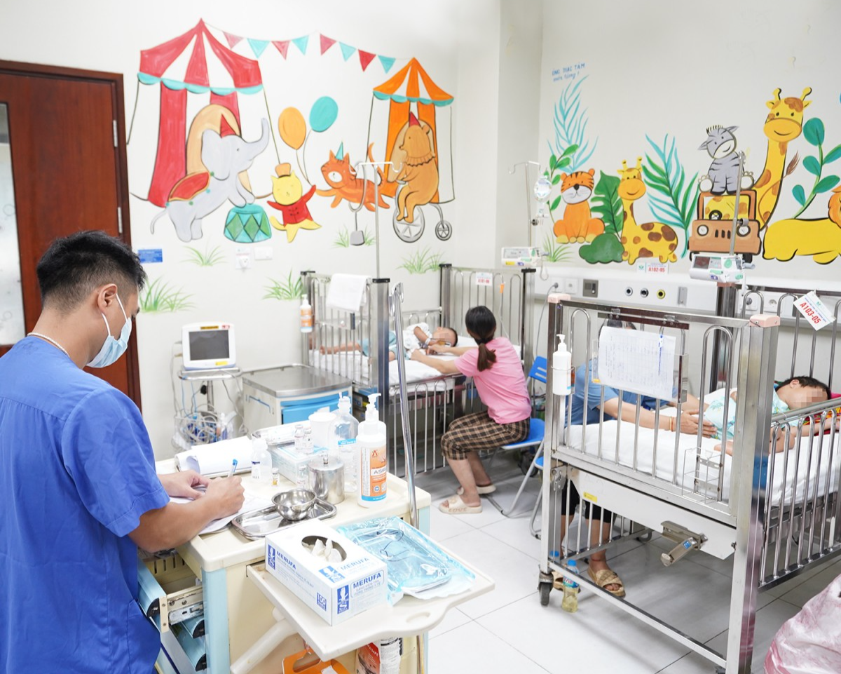 Cách xử trí đúng khi trẻ bị ong đốt để tránh nguy hiểm