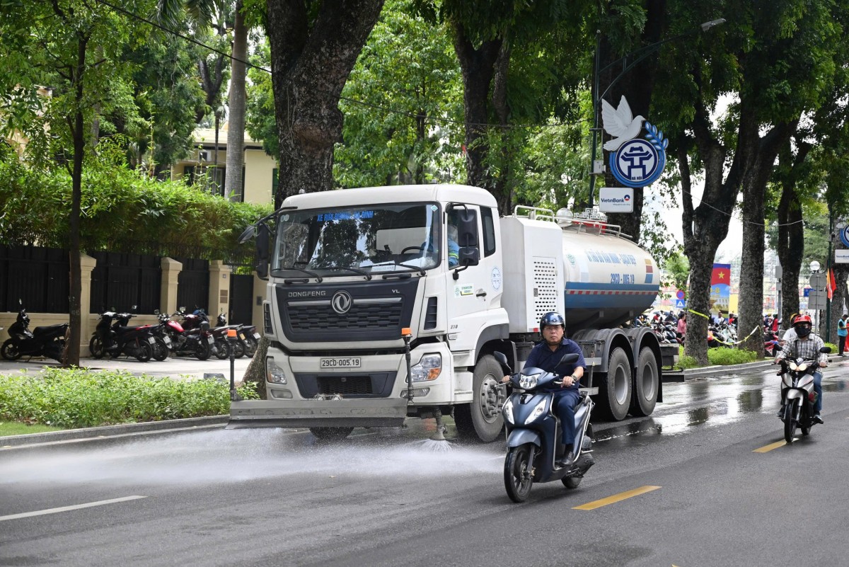 Tăng phí vệ sinh môi trường, câu chuyện không chỉ ở mức giá