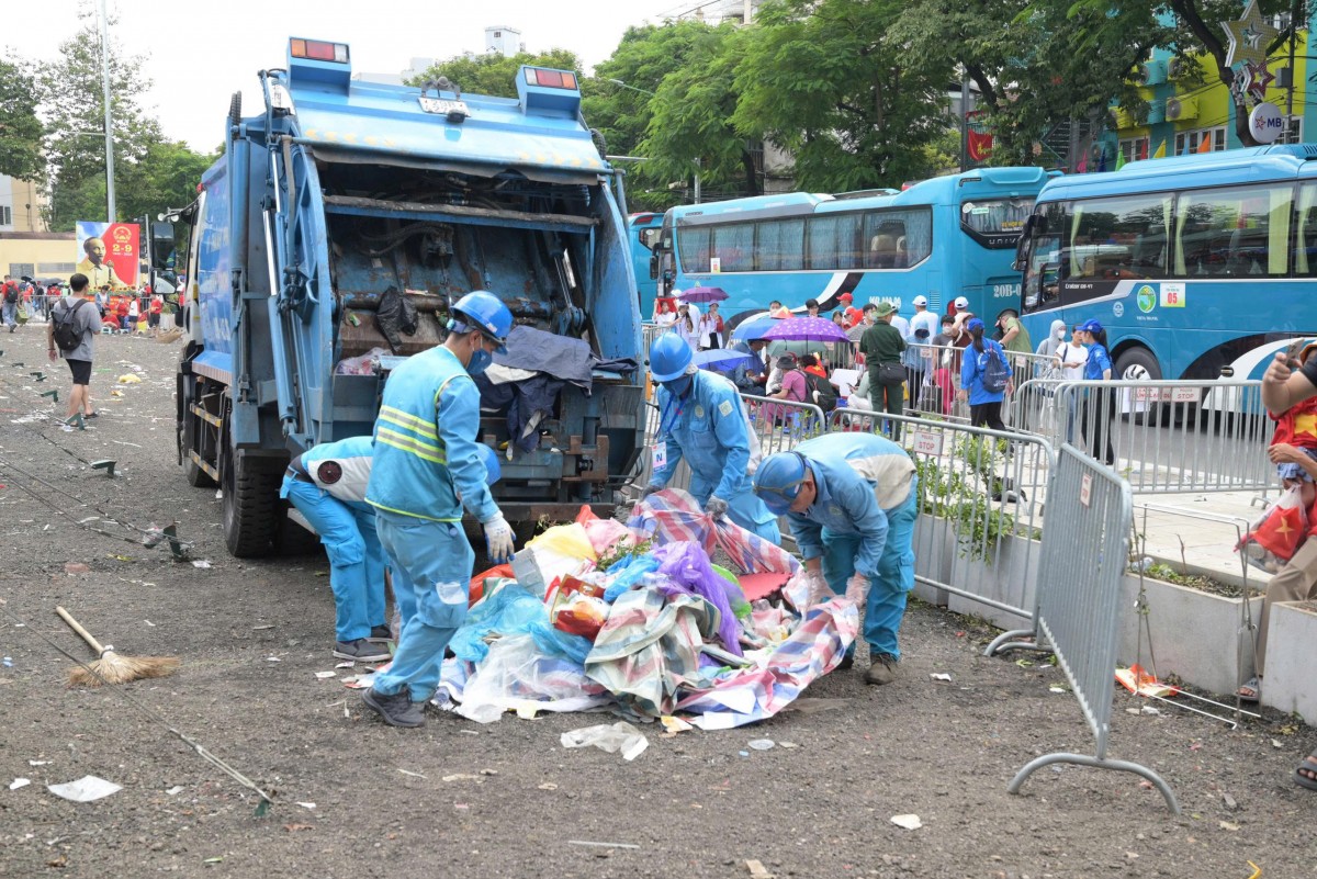 Tăng phí vệ sinh môi trường, câu chuyện không chỉ ở mức giá