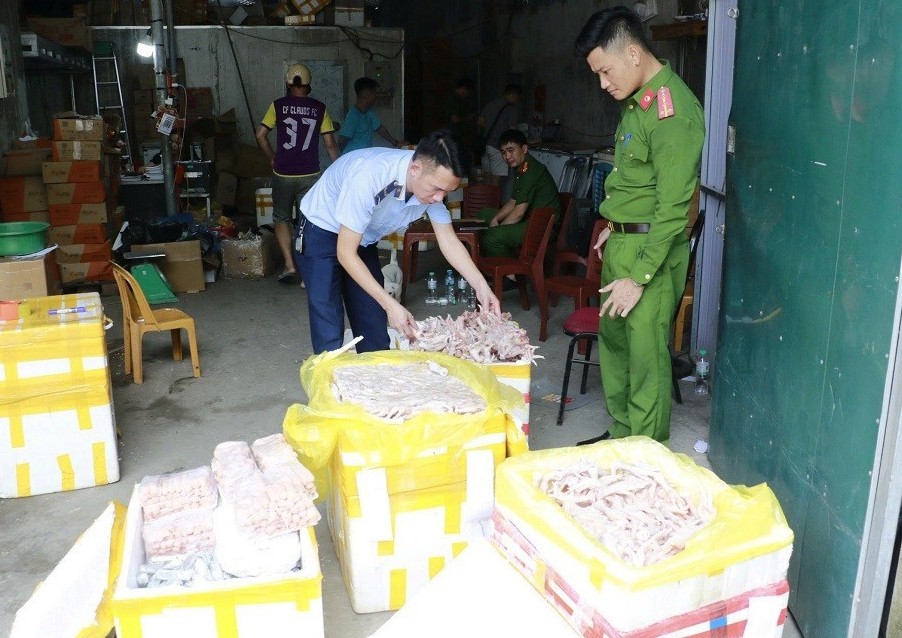 Nghệ An: Phát hiện hàng nghìn nem chua, chân gà, xúc xích đông lạnh không rõ nguồn gốc