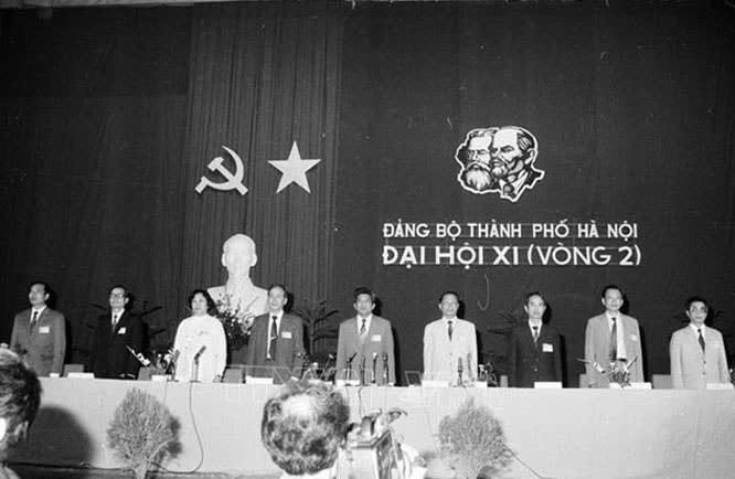 Đoàn Chủ tịch Đại hội đại biểu Đảng bộ thành phố Hà Nội lần thứ XI. Ảnh TTXVN Đoàn Chủ tịch Đại hội đại biểu Đảng bộ thành phố Hà Nội lần thứ XI. Ảnh TTXVN