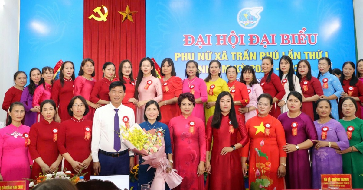 Đại diện Hội LHPN thành phố Hà Nội, lãnh đạo xã Trần Phú chúc mừng Ban Chấp hành Hội LHPN xã Trần Phú nhiệm kỳ 2025-2030. Đại diện Hội LHPN thành phố Hà Nội, lãnh đạo xã Trần Phú chúc mừng Ban Chấp hành Hội LHPN xã Trần Phú nhiệm kỳ 2025-2030.