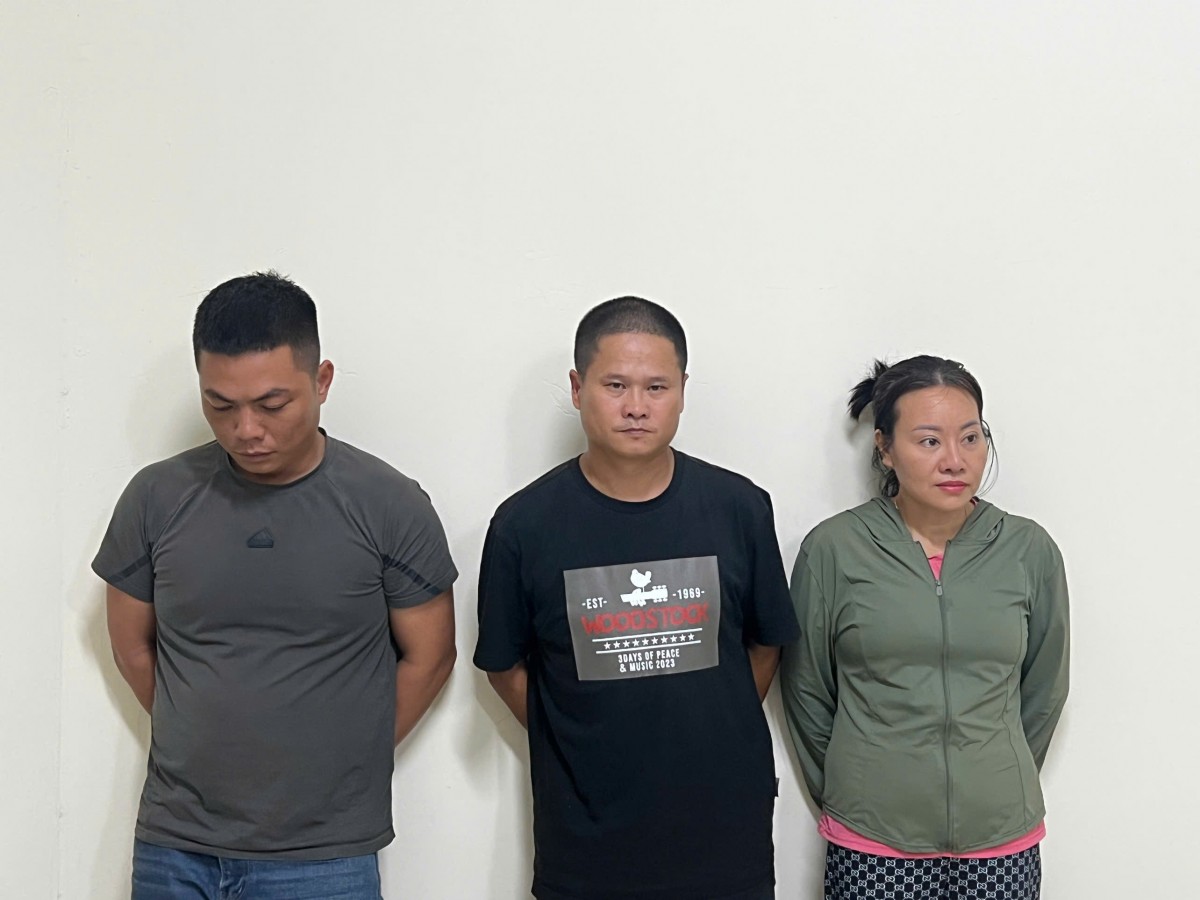 Bắt 3 đối tượng xả trộm gần 50m³ chất thải xuống sông Tô Lịch