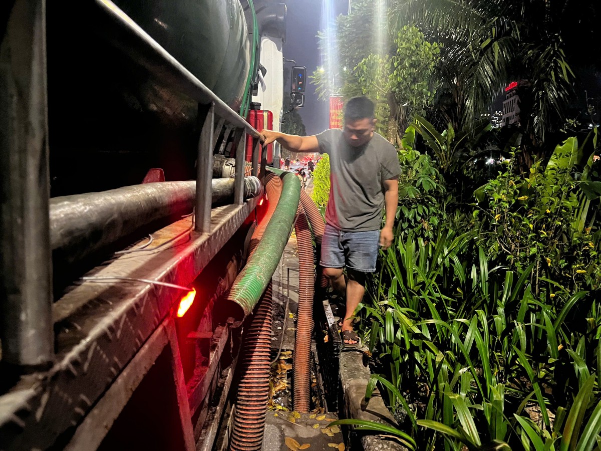 Bắt 3 đối tượng xả trộm gần 50m³ chất thải xuống sông Tô Lịch