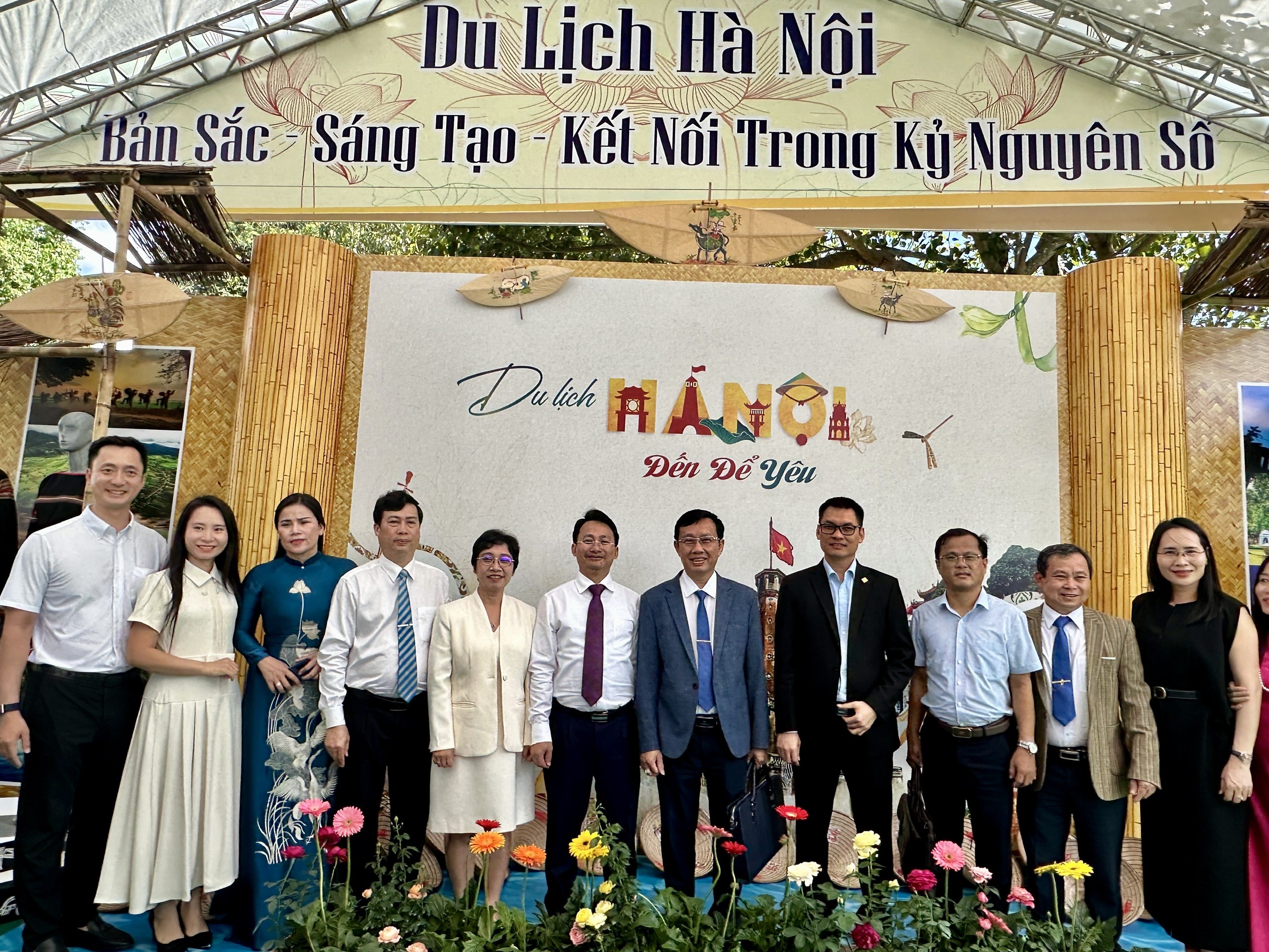 Hà Nội kết nối và phát triển sản phẩm du lịch cộng đồng với các tỉnh Miền Trung - Tây Nguyên Hà Nội kết nối và phát triển sản phẩm du lịch cộng đồng với các tỉnh Miền Trung - Tây Nguyên