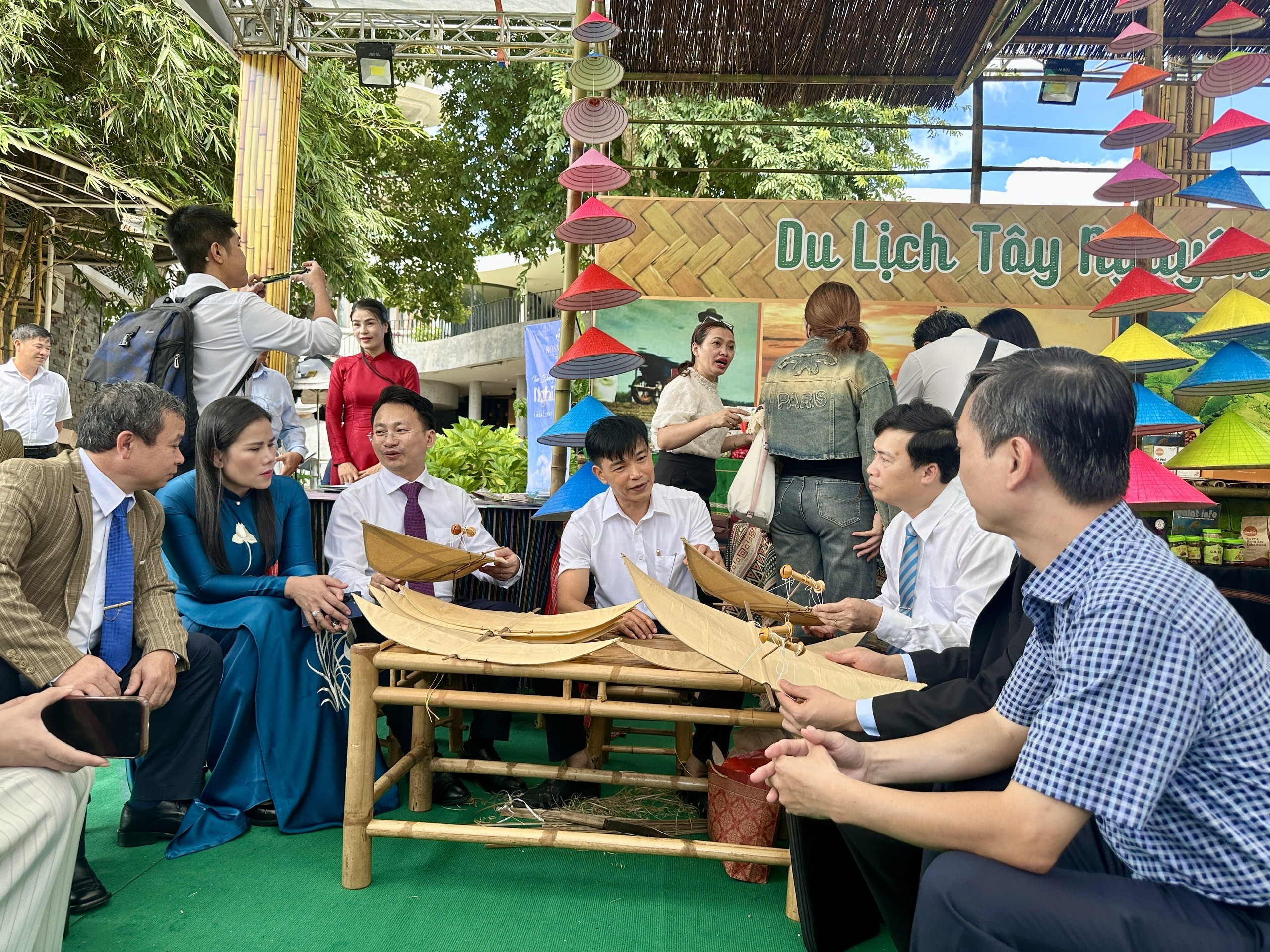 Hà Nội kết nối và phát triển sản phẩm du lịch cộng đồng với các tỉnh Miền Trung - Tây Nguyên Hà Nội kết nối và phát triển sản phẩm du lịch cộng đồng với các tỉnh Miền Trung - Tây Nguyên