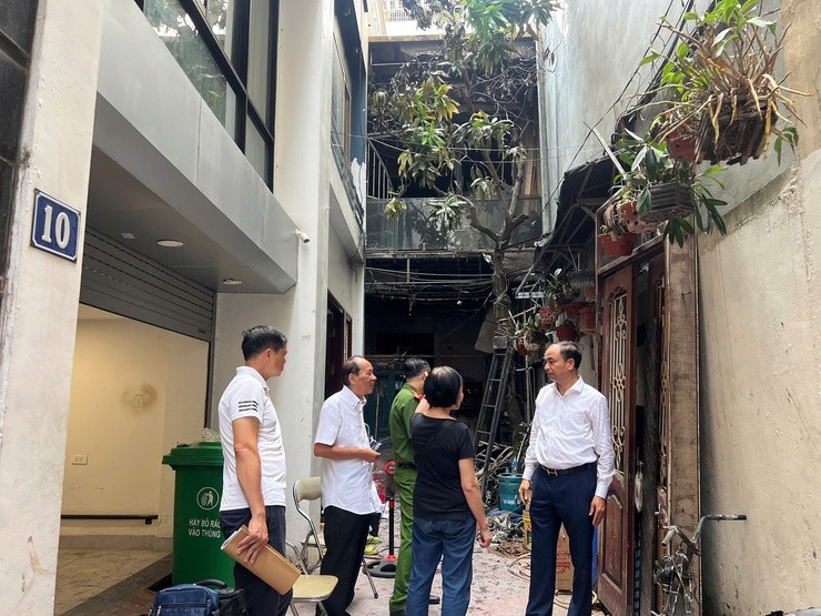 Lãnh đạo phường Tây Hồ thăm hỏi, động viên gia đình bị thiệt hại trong vụ cháy tại ngõ 175 Lạc Long Quân Lãnh đạo phường Tây Hồ thăm hỏi, động viên gia đình bị thiệt hại trong vụ cháy tại ngõ 175 Lạc Long Quân