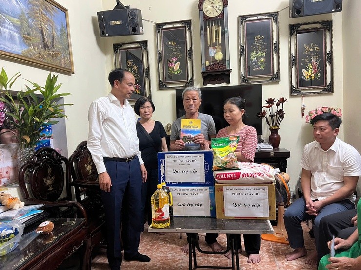 Lãnh đạo phường Tây Hồ thăm hỏi, động viên gia đình bị thiệt hại trong vụ cháy tại ngõ 175 Lạc Long Quân Lãnh đạo phường Tây Hồ thăm hỏi, động viên gia đình bị thiệt hại trong vụ cháy tại ngõ 175 Lạc Long Quân