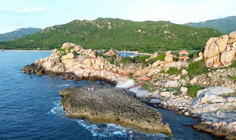 Hang Rái - Bức tranh siêu thực giữa rừng, biển và thời gian