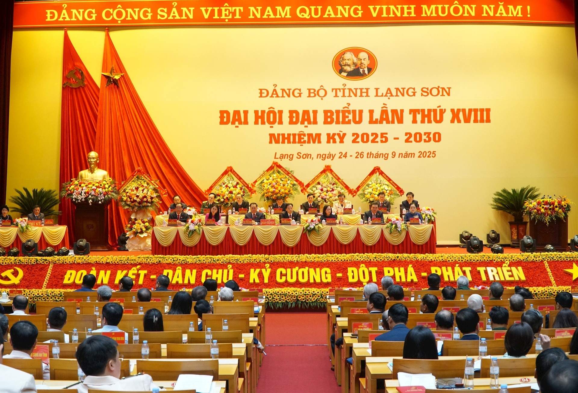 Xây dựng Lạng Sơn trở thành một trong các cực tăng trưởng của vùng Trung du và miền núi Bắc Bộ Xây dựng Lạng Sơn trở thành một trong các cực tăng trưởng của vùng Trung du và miền núi Bắc Bộ
