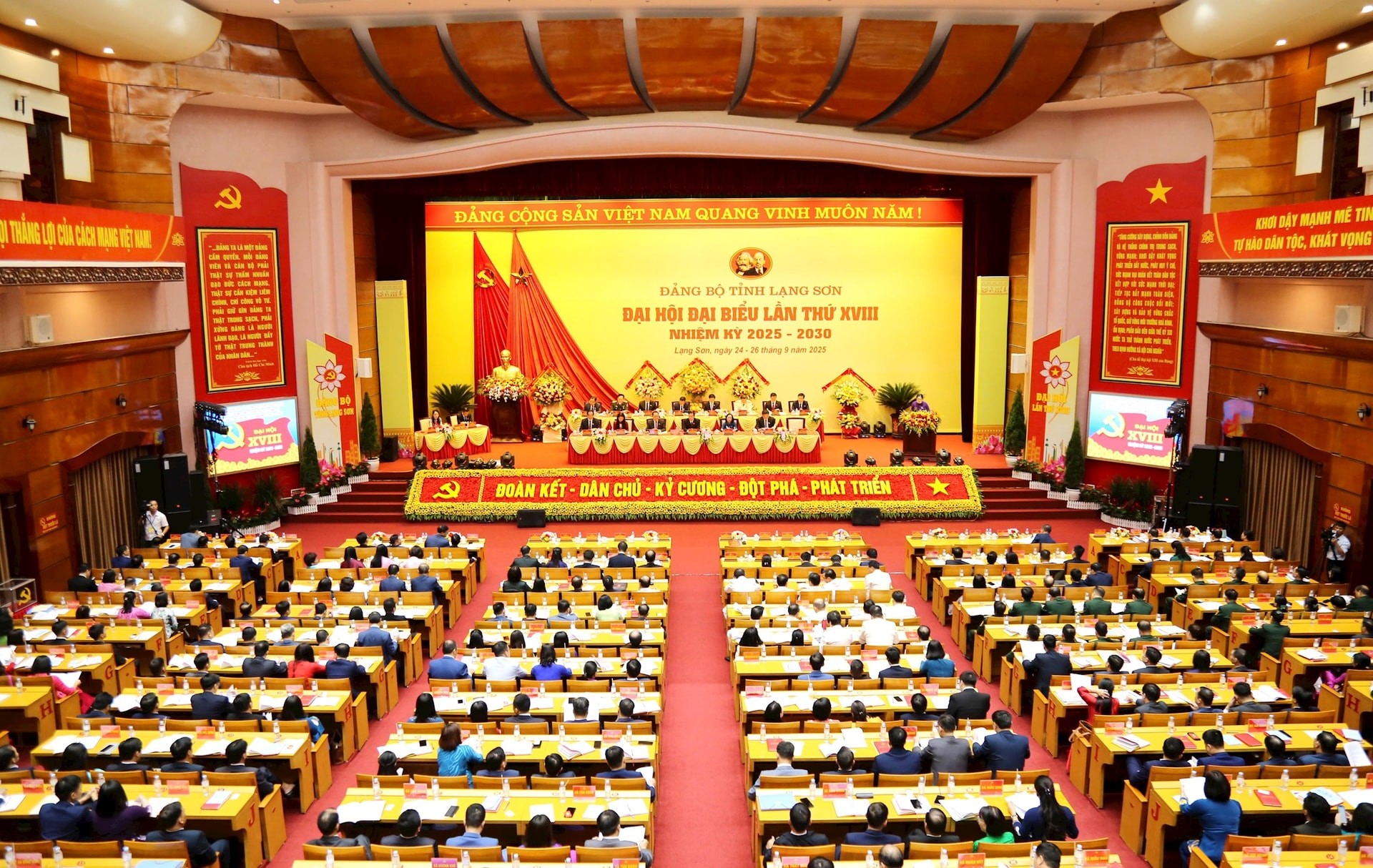 Xây dựng Lạng Sơn trở thành một trong các cực tăng trưởng của vùng Trung du và miền núi Bắc Bộ Xây dựng Lạng Sơn trở thành một trong các cực tăng trưởng của vùng Trung du và miền núi Bắc Bộ