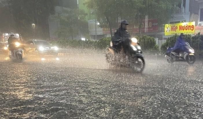 Dự báo thời tiết Hà Nội ngày 26/9: Mưa vừa và có nơi có giông