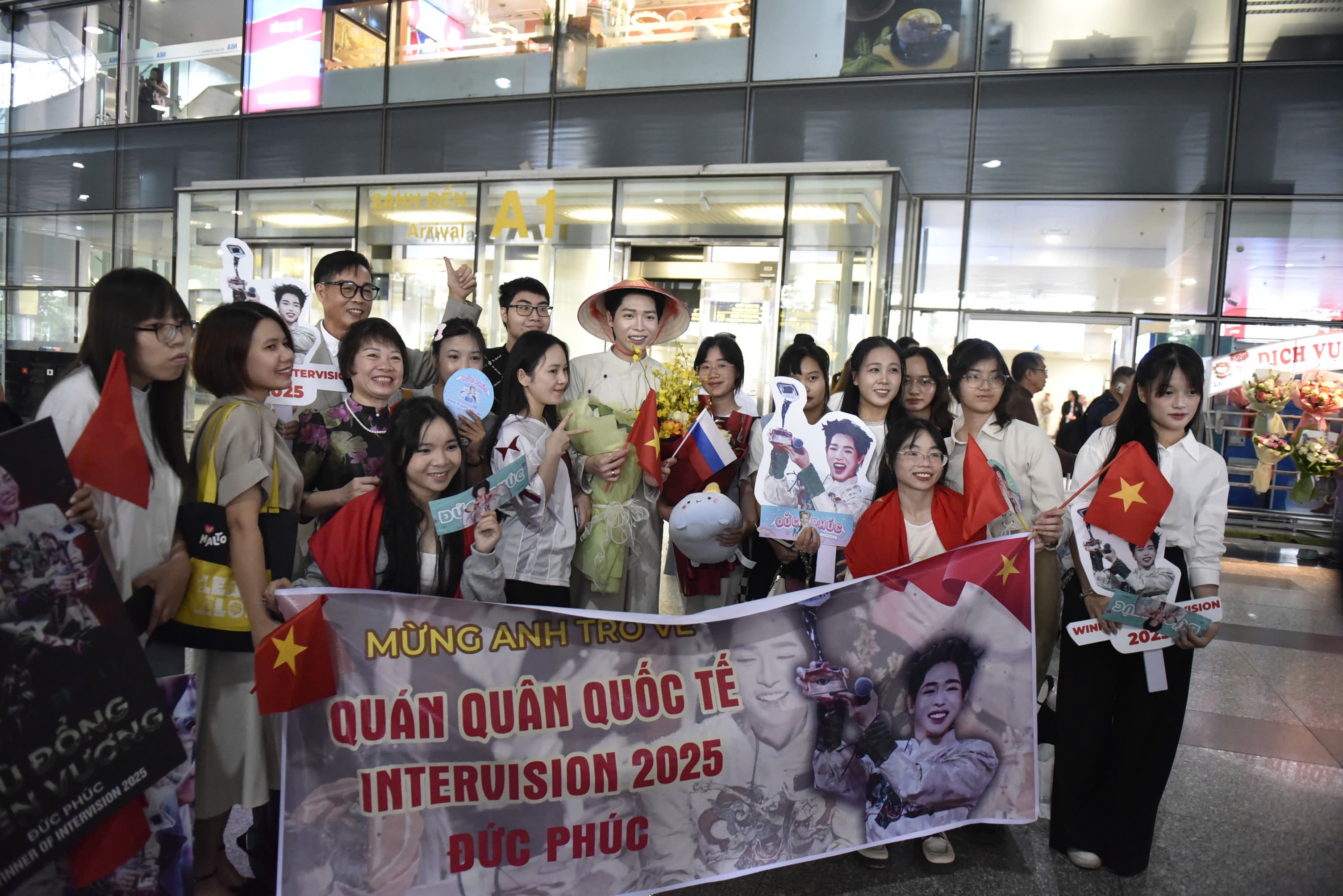 Quán quân Intervision 2025 Đức Phúc về nước trong niềm hân hoan của khán giả Quán quân Intervision 2025 Đức Phúc về nước trong niềm hân hoan của khán giả