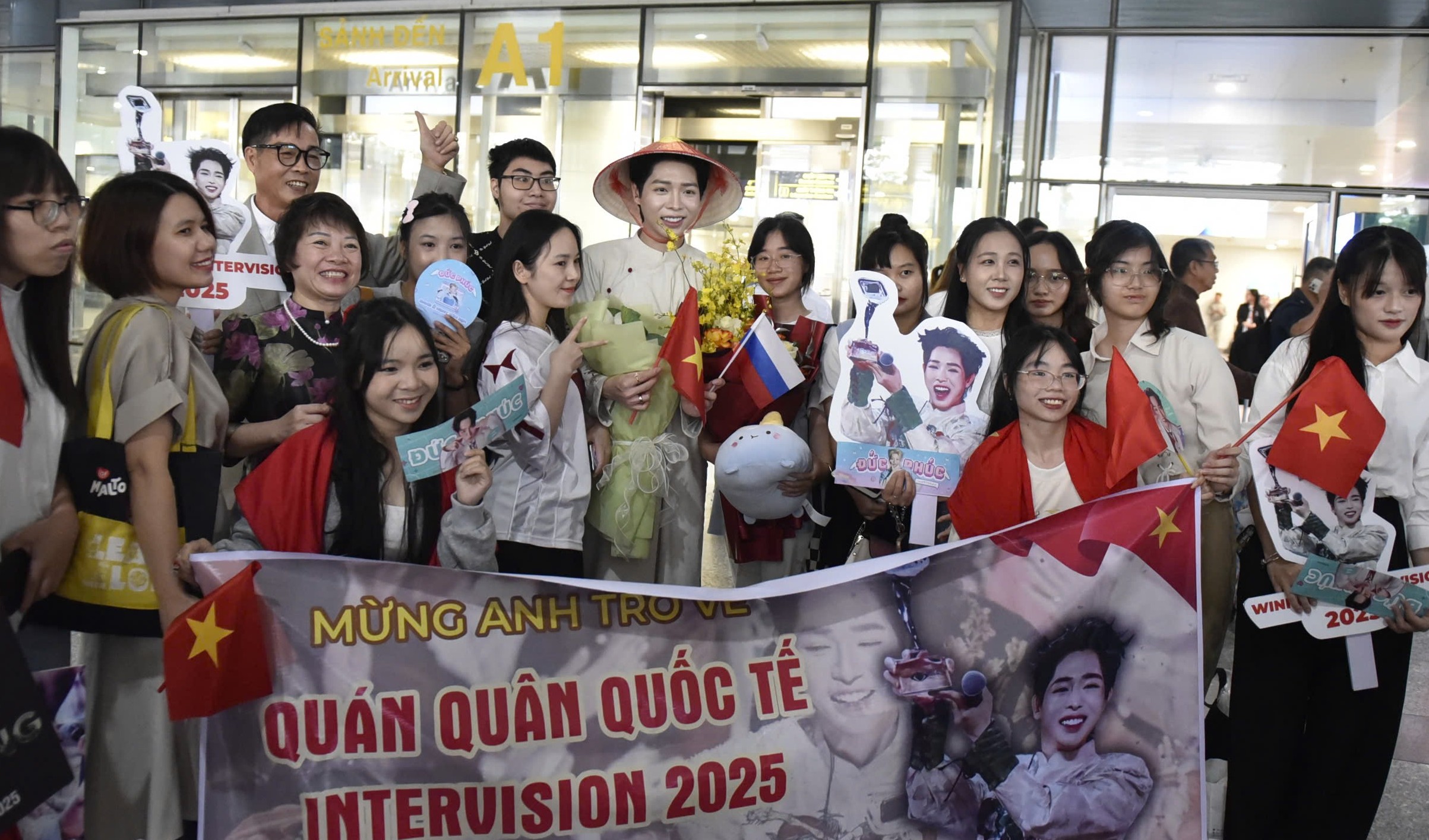 Quán quân Intervision 2025 Đức Phúc về nước trong niềm hân hoan của khán giả