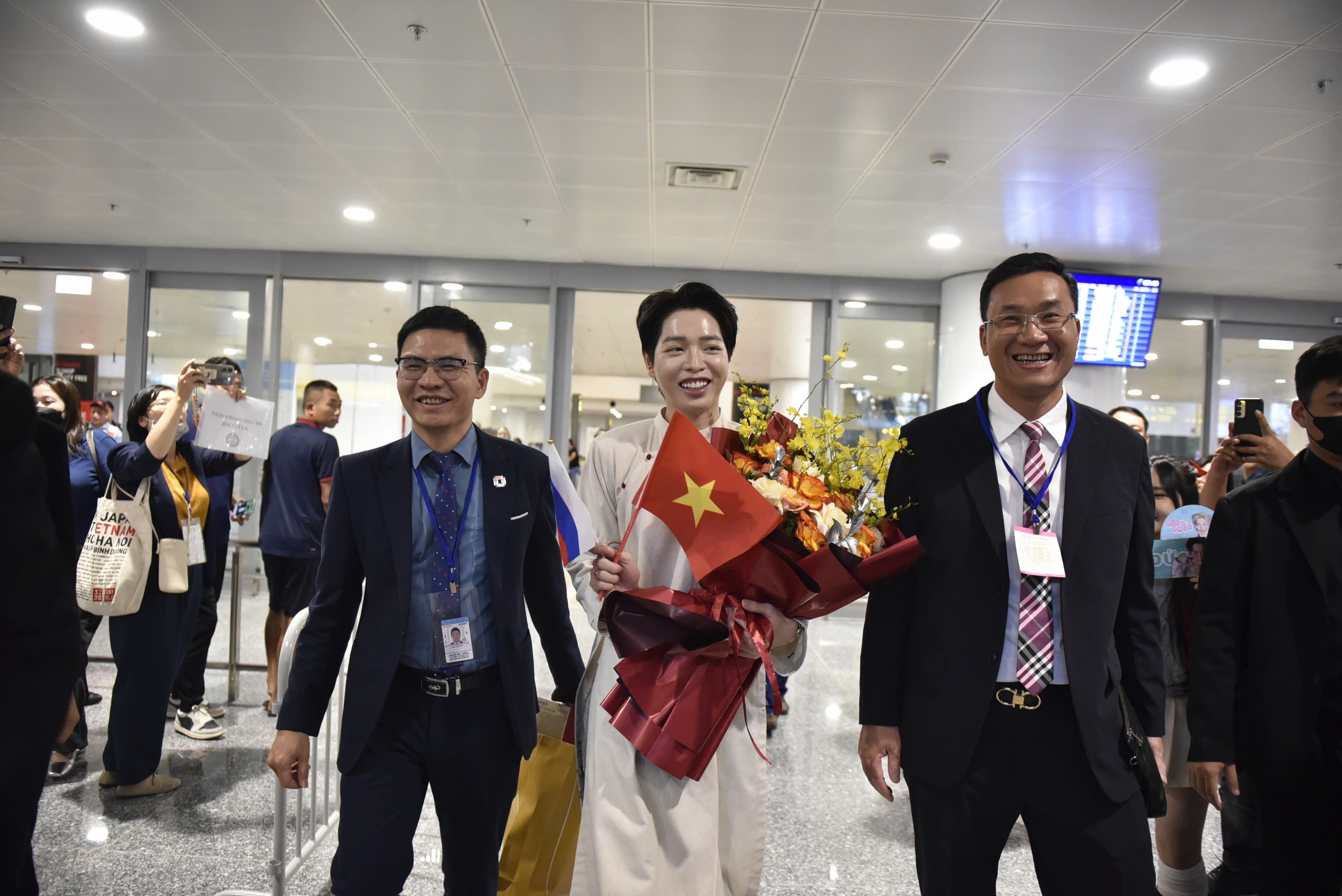 Quán quân Intervision 2025 Đức Phúc về nước trong niềm hân hoan của khán giả Quán quân Intervision 2025 Đức Phúc về nước trong niềm hân hoan của khán giả