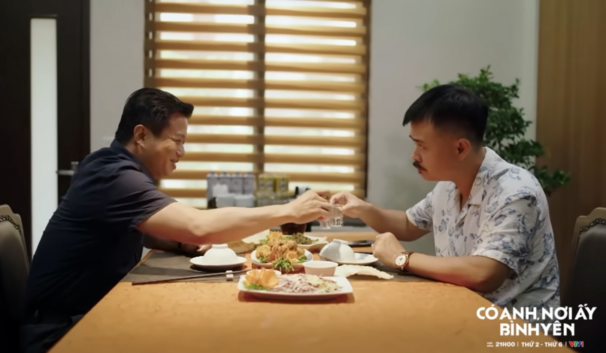 “Có anh, nơi ấy bình yên” tập 34: Phó Chủ tịch Xuân lộ sơ hở vụ trại lợn, Huy bị cảnh báo “rơi sao” “Có anh, nơi ấy bình yên” tập 34: Phó Chủ tịch Xuân lộ sơ hở vụ trại lợn, Huy bị cảnh báo “rơi sao”