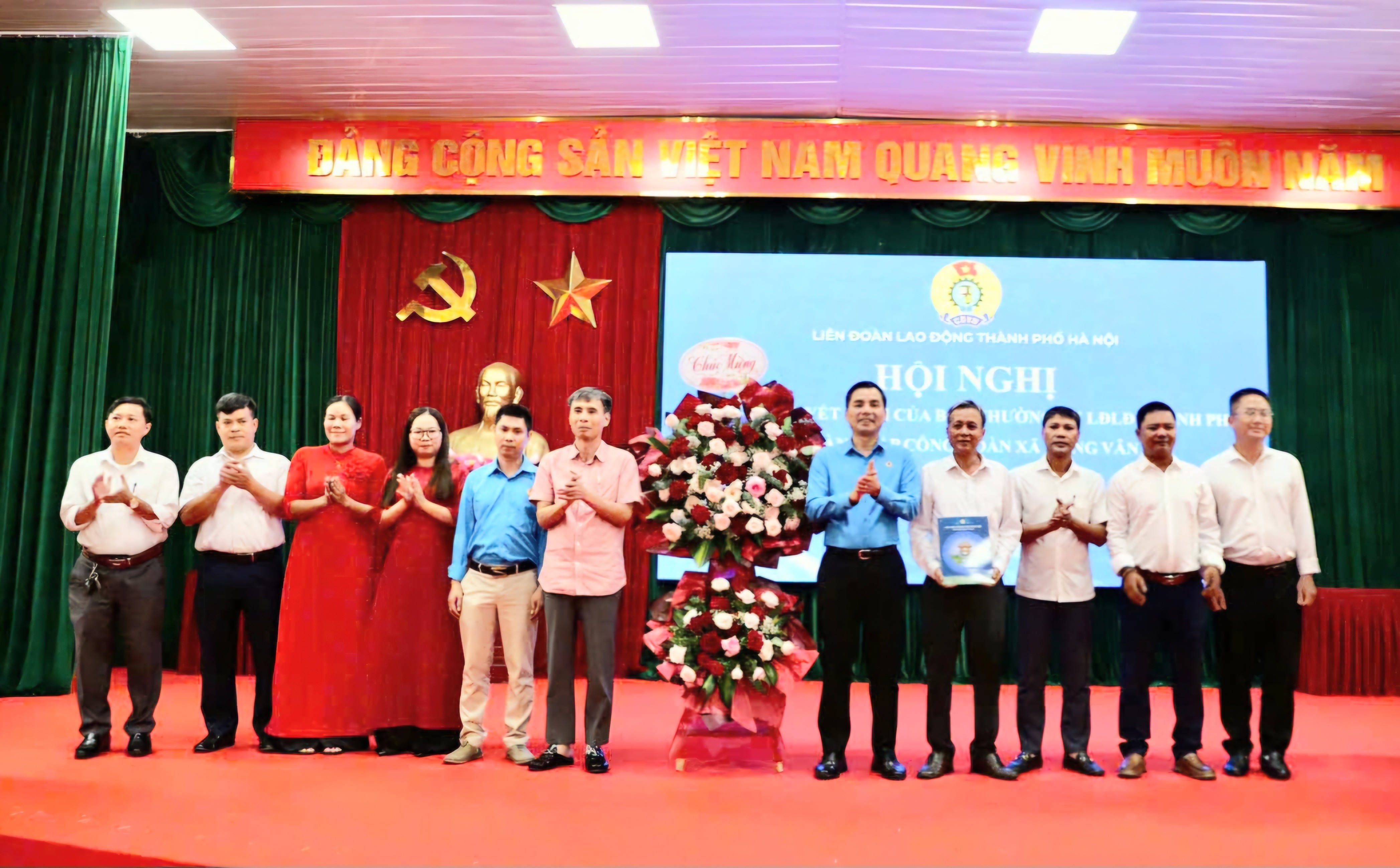 Liên đoàn Lao động thành phố Hà Nội trao quyết định thành lập Công đoàn xã Hồng Vân