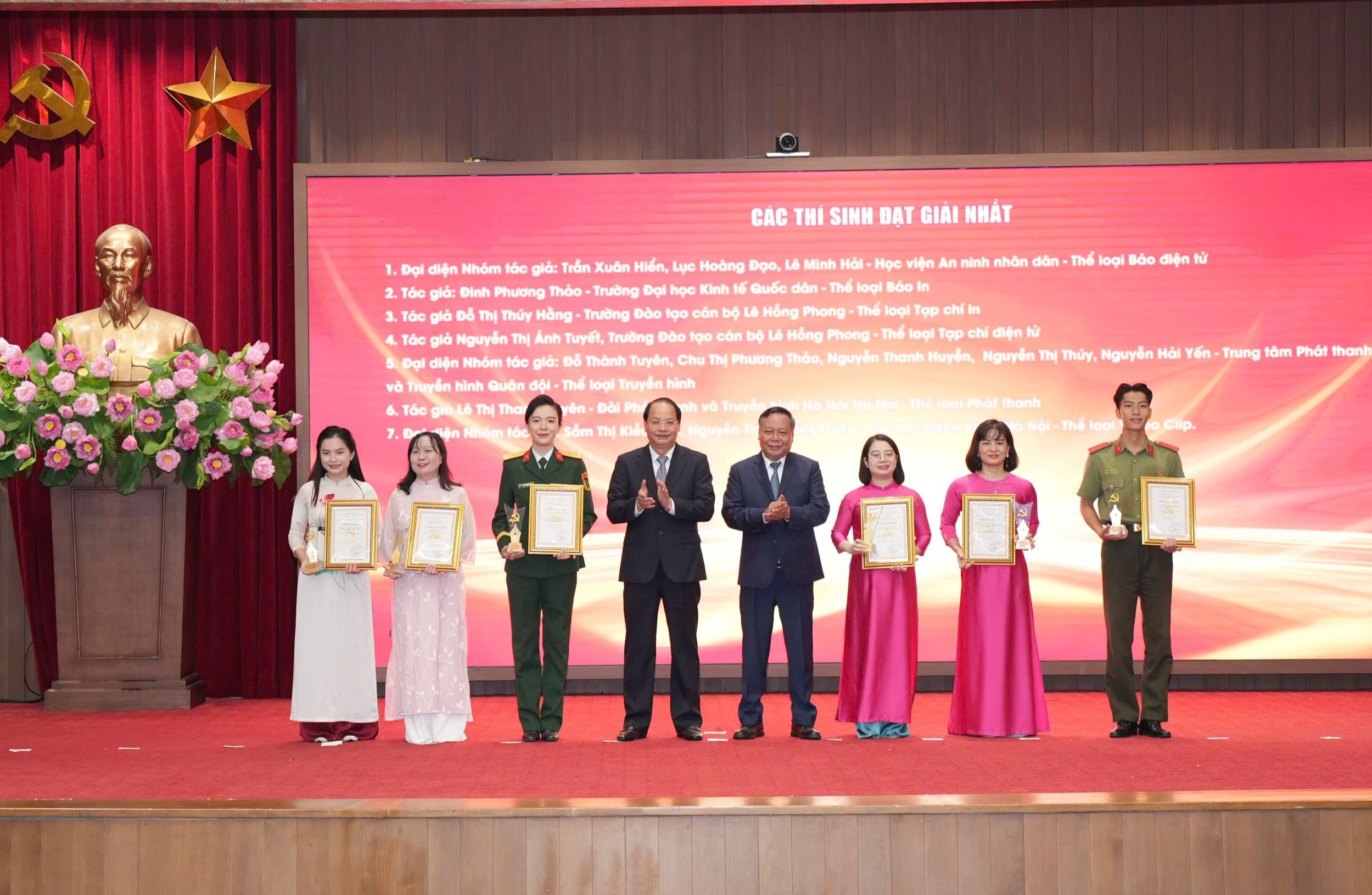 Khen thưởng 99 tác phẩm đạt giải Cuộc thi chính luận bảo vệ nền tảng tư tưởng của Đảng lần thứ Năm