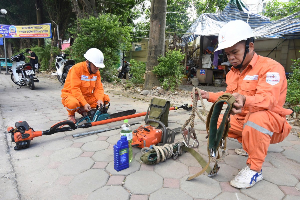 EVNHANOI tăng cường các giải pháp kỹ thuật bảo vệ lưới điện trong mùa mưa bão