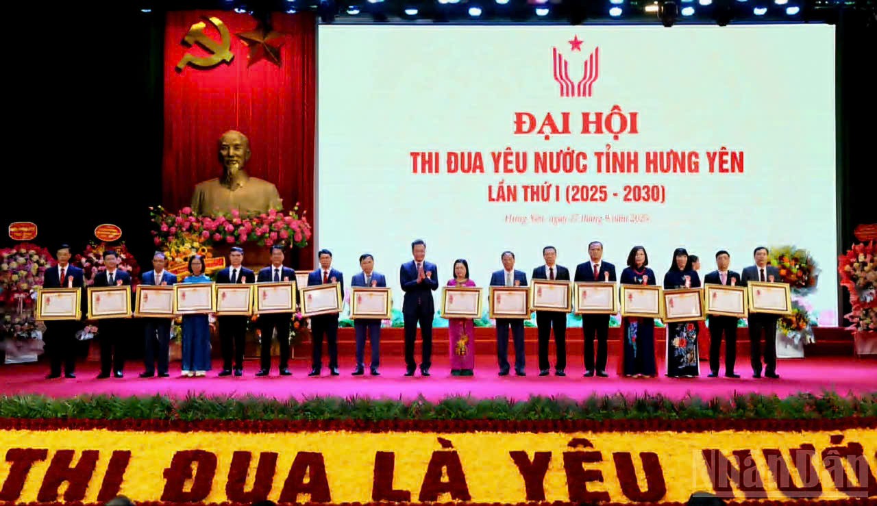 Thừa ủy quyền của Chủ tịch nước, đồng chí Bí thư Tỉnh ủy Nguyễn Hữu Nghĩa trao Huân chương Lao động hạng Ba tặng các cá nhân.