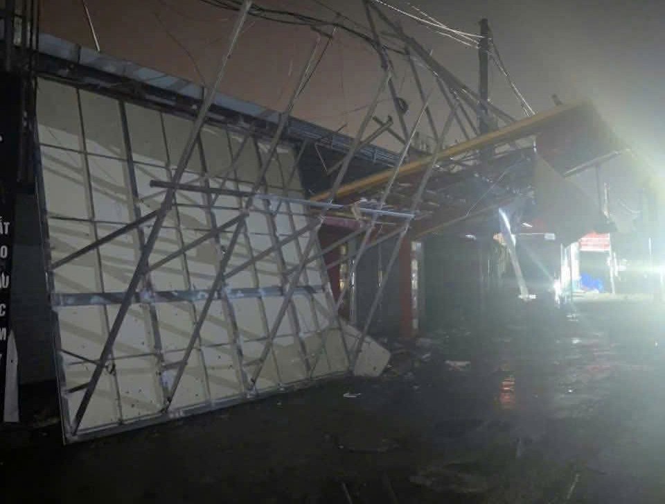 Nghệ An - Hà Tĩnh: Thức trắng đêm trực chống bão Nghệ An - Hà Tĩnh: Thức trắng đêm trực chống bão