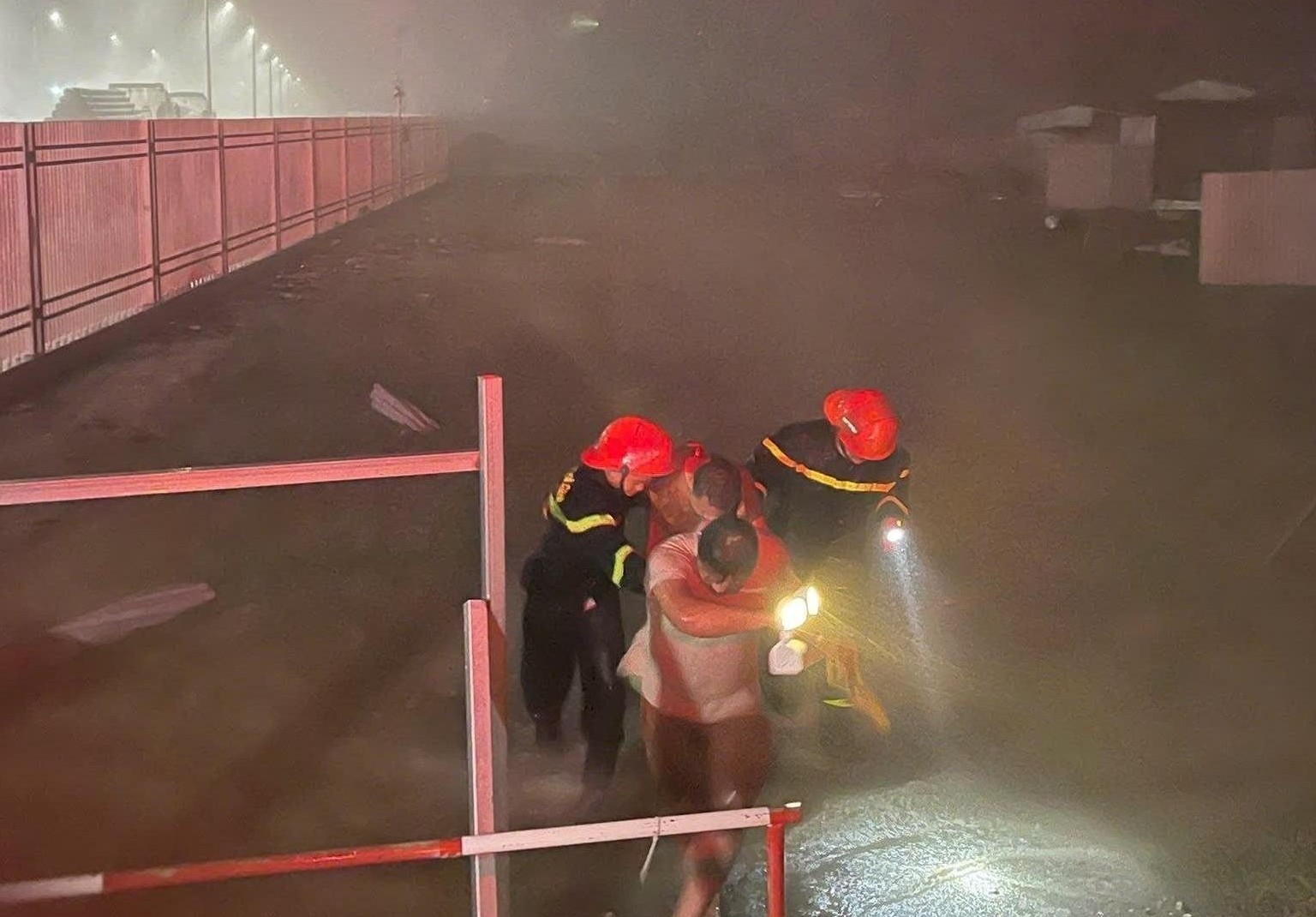 Nghệ An kịp thời cứu 8 người mắc kẹt do bão số 10