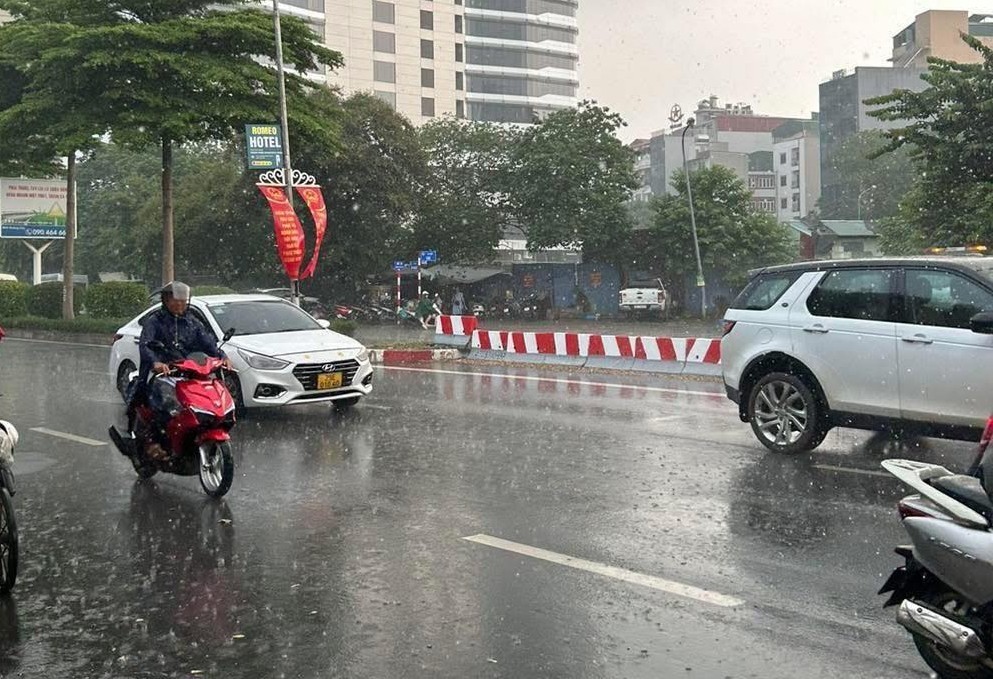 Hà Nội mưa lớn do hoàn lưu bão số 10, công nhân thoát nước căng mình ứng trực