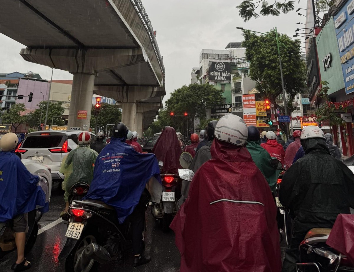 Hà Nội mưa lớn do hoàn lưu bão số 10, công nhân thoát nước căng mình ứng trực