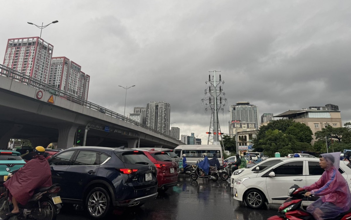 Hà Nội mưa lớn do hoàn lưu bão số 10, công nhân thoát nước căng mình ứng trực