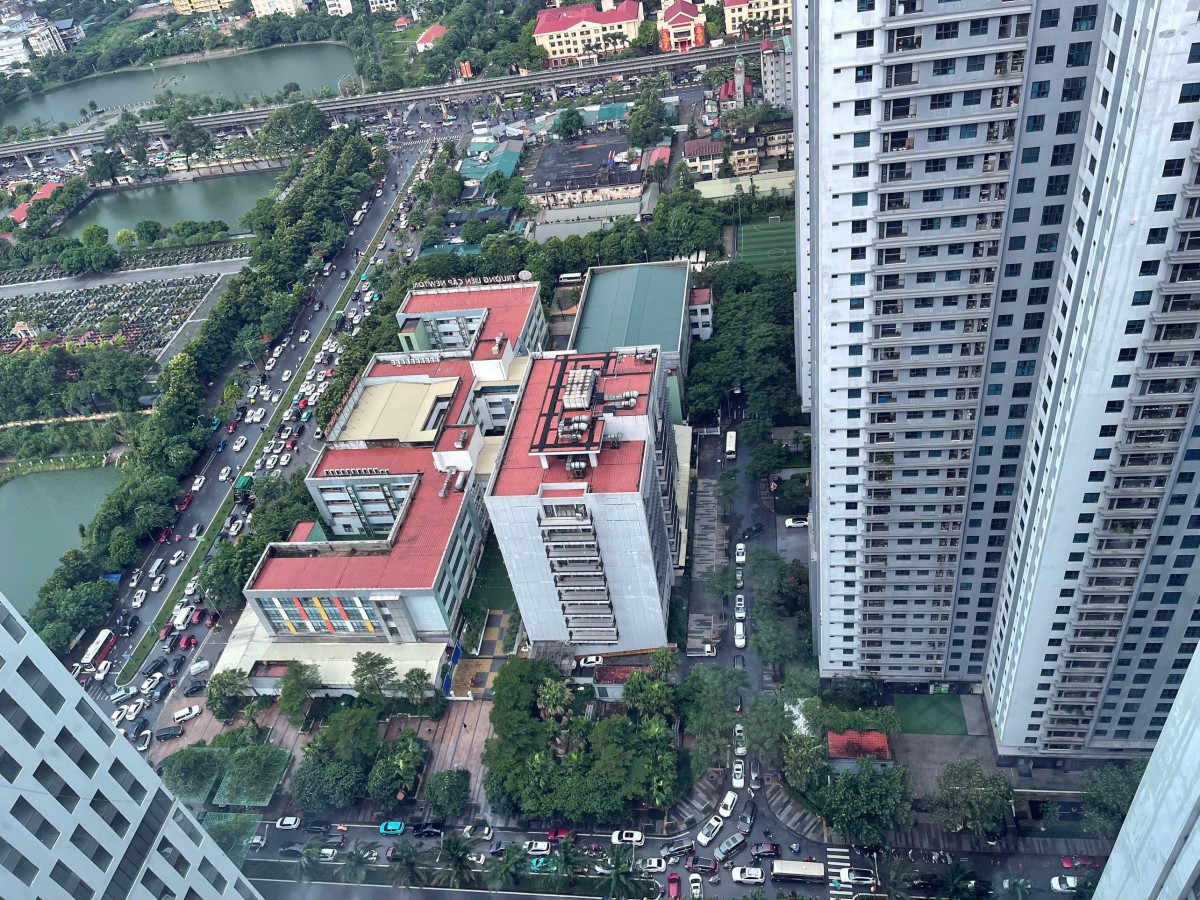 Hà Nội mưa lớn do hoàn lưu bão số 10, công nhân thoát nước căng mình ứng trực