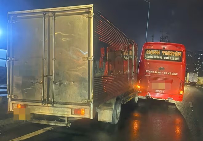 Xác minh danh tính tài xế xe khách chèn ép, va chạm xe tải trên đường Vành đai 3 Xác minh danh tính tài xế xe khách chèn ép, va chạm xe tải trên đường Vành đai 3