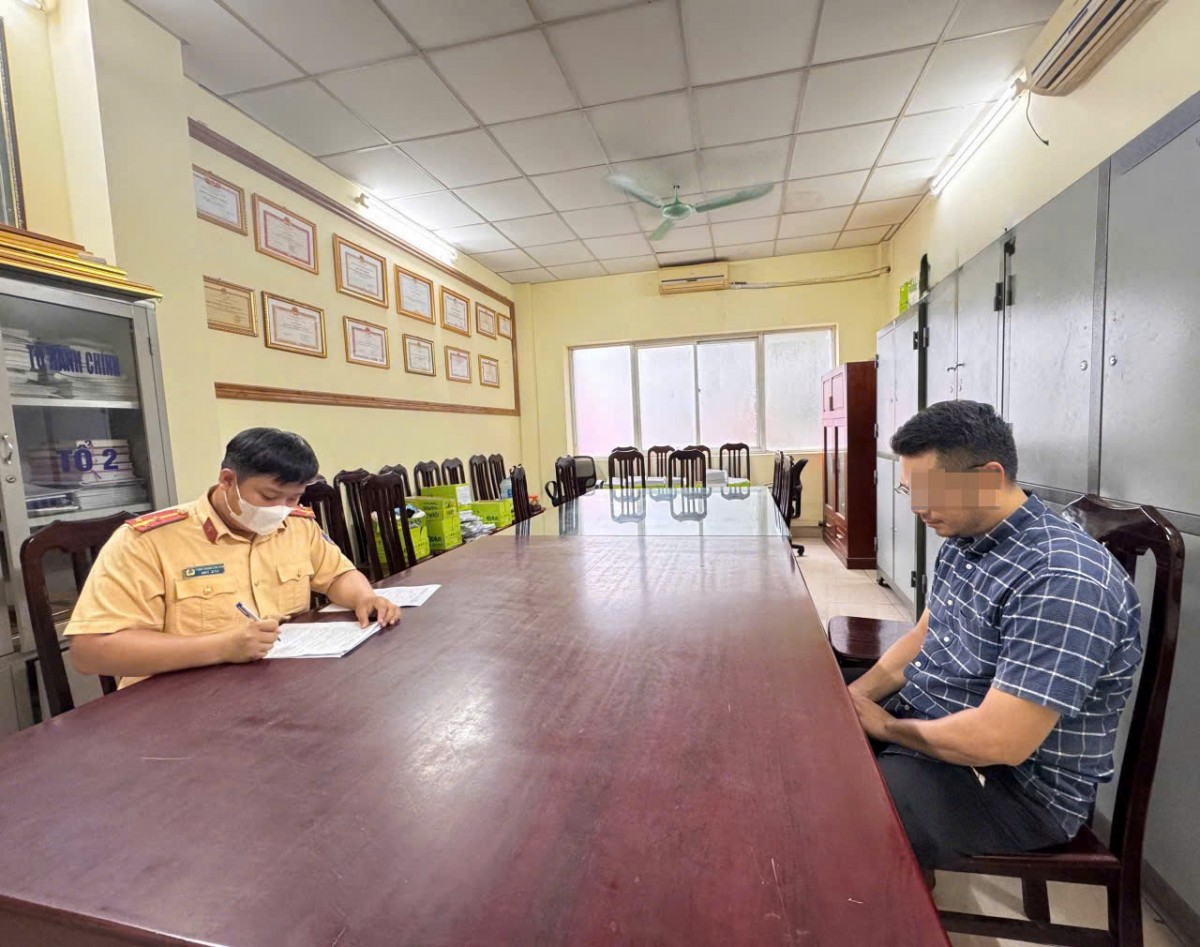 Xử phạt nam thanh niên SH không mũ tại ngã tư Ngô Thì Nhậm