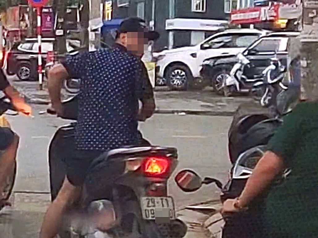 Xử phạt nam thanh niên SH không mũ tại ngã tư Ngô Thì Nhậm