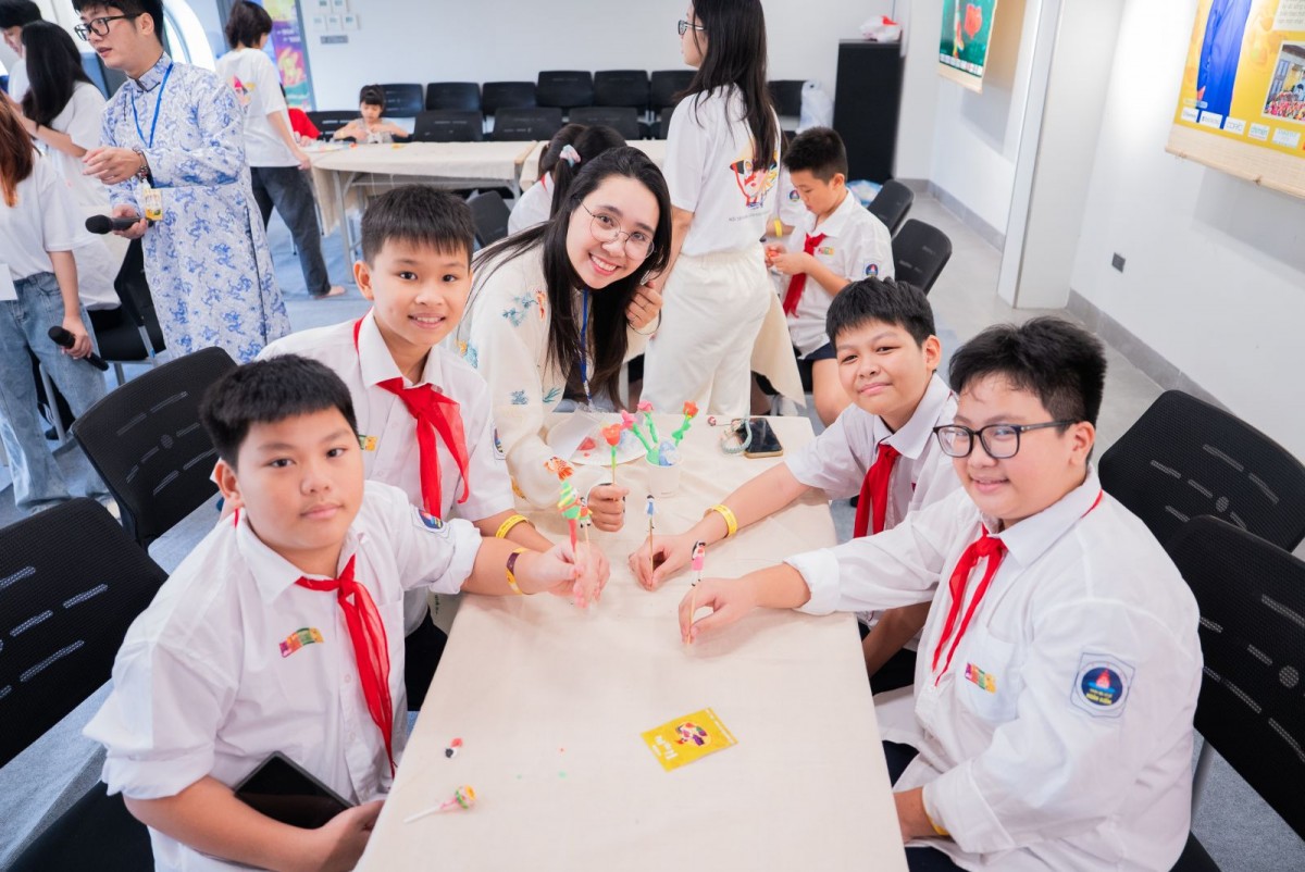 Cô và trò giữ hồn Trung thu trong sắc màu dân gian