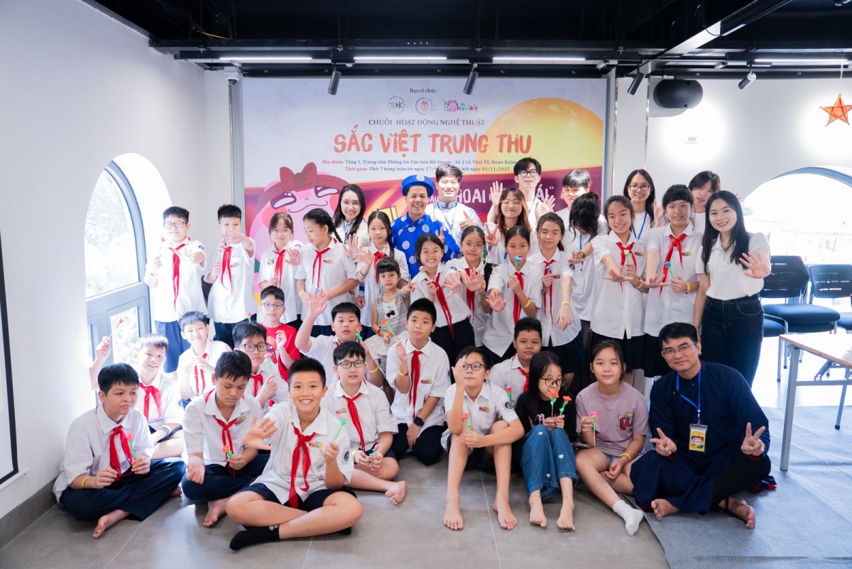 Cô và trò giữ hồn Trung thu trong sắc màu dân gian