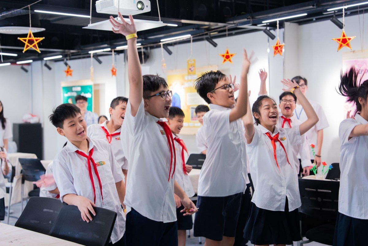 Cô và trò giữ hồn Trung thu trong sắc màu dân gian