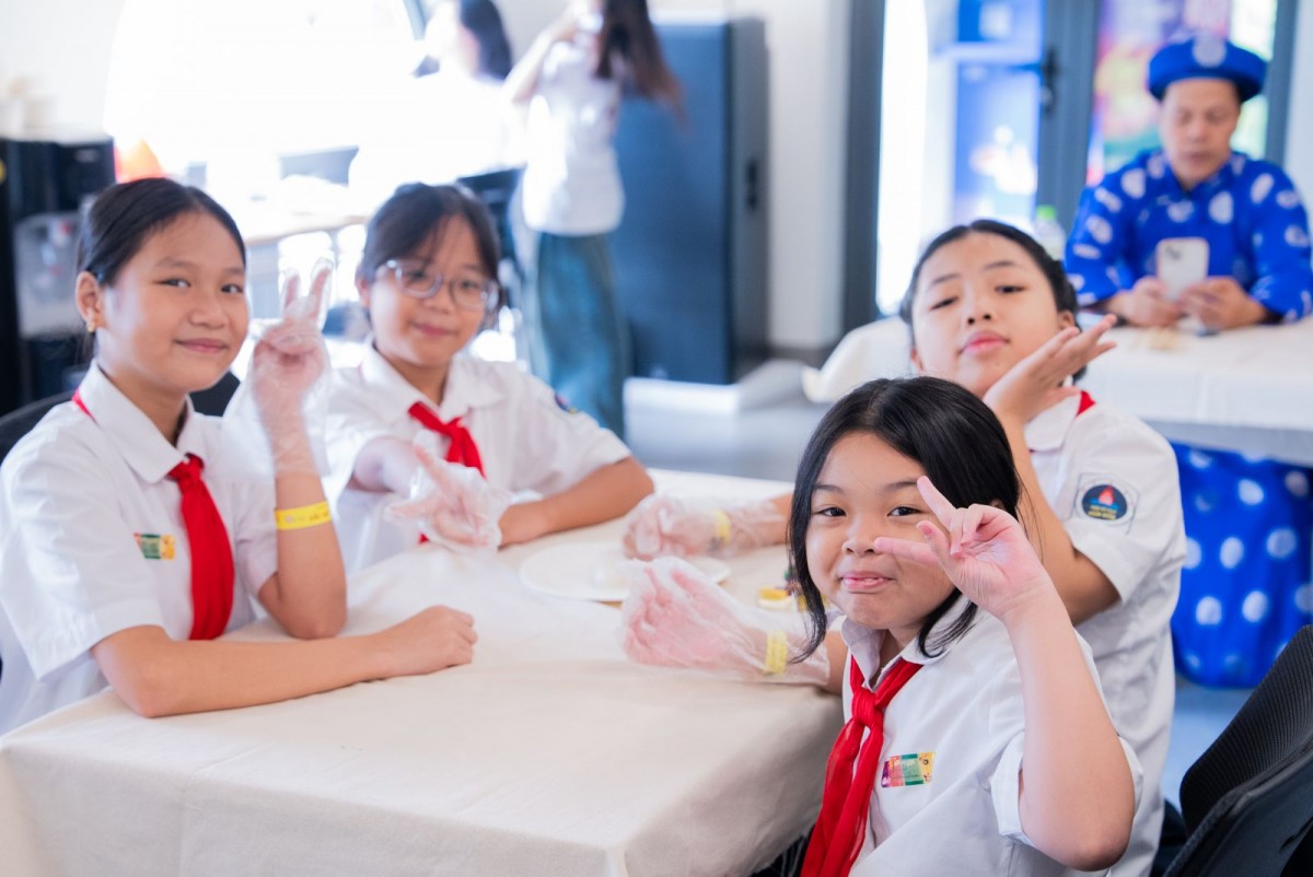 Cô và trò giữ hồn Trung thu trong sắc màu dân gian