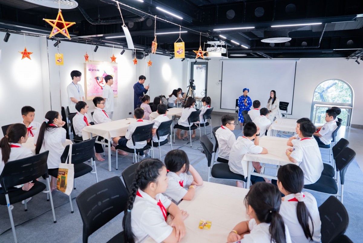 Cô và trò giữ hồn Trung thu trong sắc màu dân gian