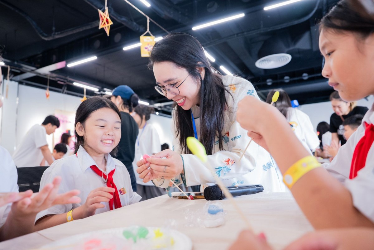 Cô và trò giữ hồn Trung thu trong sắc màu dân gian