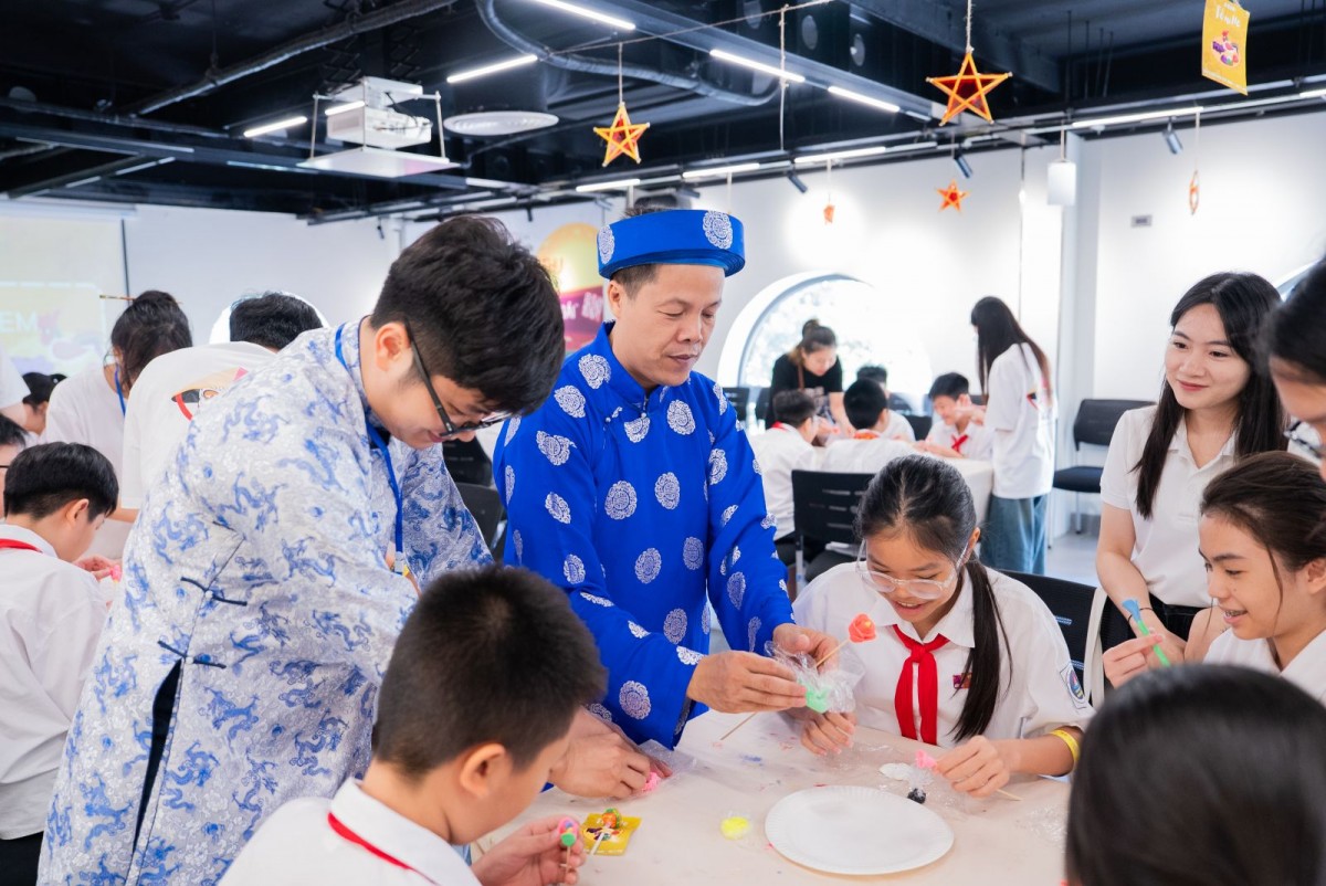 Cô và trò giữ hồn Trung thu trong sắc màu dân gian