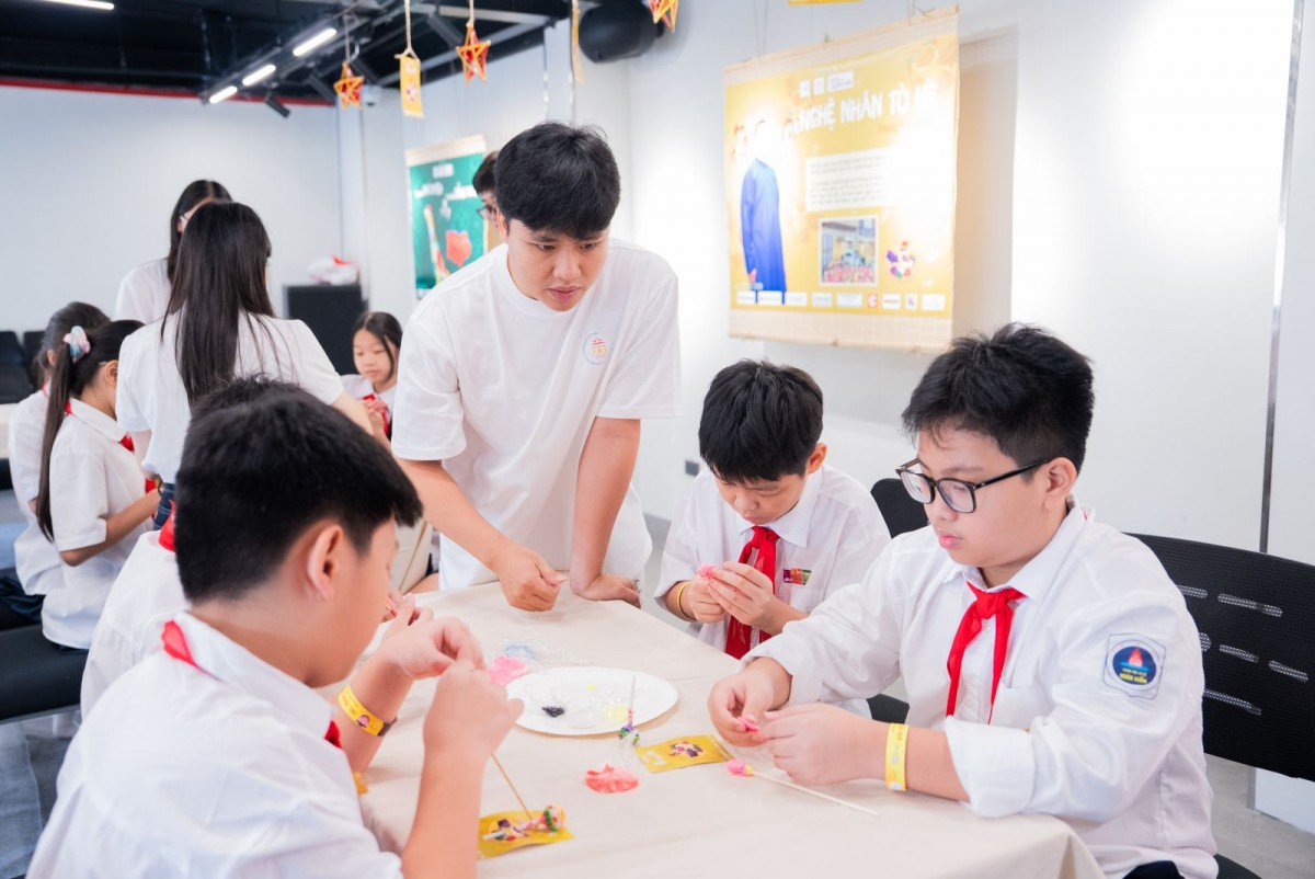 Cô và trò giữ hồn Trung thu trong sắc màu dân gian