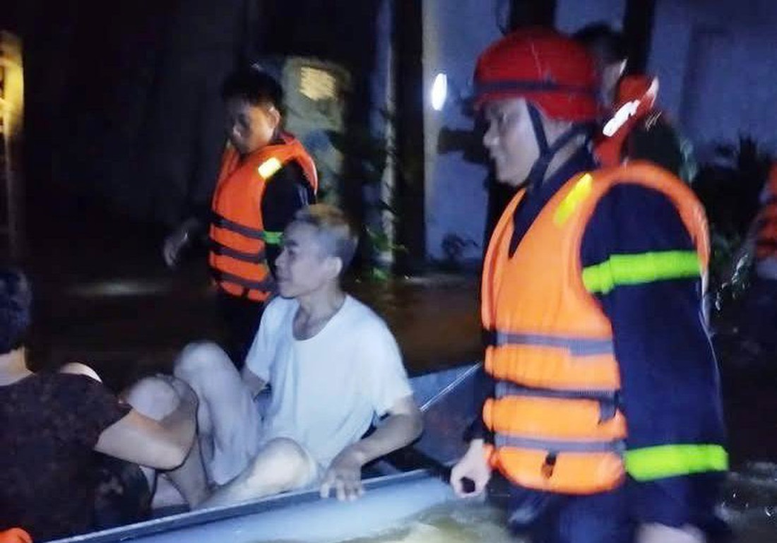 Người dân Nghệ An trắng đêm chạy lũ Người dân Nghệ An trắng đêm chạy lũ