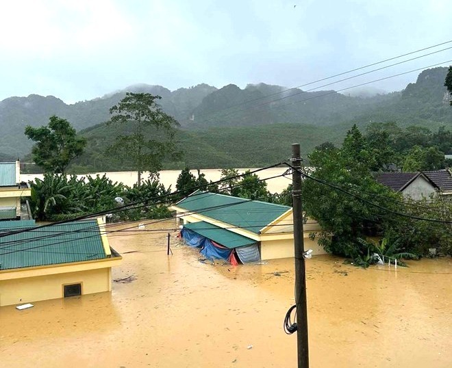 Người dân Nghệ An trắng đêm chạy lũ Người dân Nghệ An trắng đêm chạy lũ